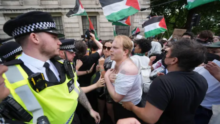 حظر فلسطين أكشن في بريطانيا وتصنيفها جماعة إرهابية يشعل اشتباكات في لندن