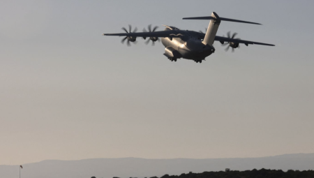 بريطانيا تبدأ إجلاء رعاياها من إسرائيل