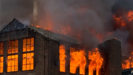 حريق ضخم يدمّر مبنى تاريخيًا ويؤدي إلى إجلاء سكان برج سكني في مانشستر