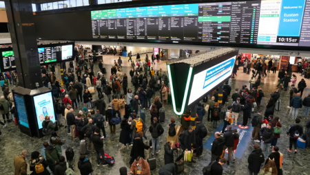 فوضى في محطة يوستون بعد خروج قطار عن مساره وتأخيرات تطال الآلاف