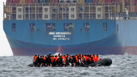 بريطانيا وفرنسا تعتزمان إعلان اتفاق شخص يدخل وآخر يخرج لمكافحة الهجرة