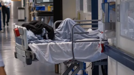 بريطانيا: نصف مليون مريض قضوا 24 ساعة في الطوارئ عام 2024 وتحذيرات من أزمة مميتة