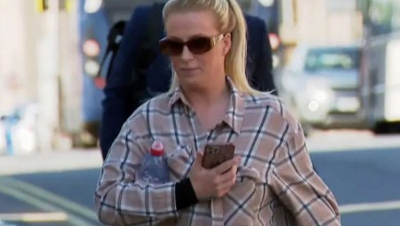 سيدة تعترف بسماحها لطفلة دون الـ 10 بقيادة سيارة حافية القدمين في قرية مظلمة