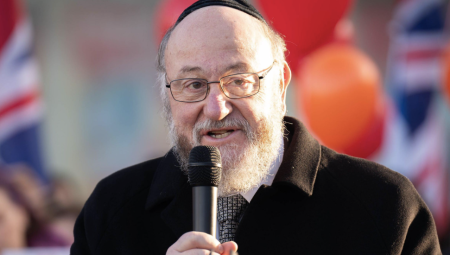 رئيس الحاخامات في بريطانيا: BBC بثّت تحريضًا على الكراهية ضد اليهود ويجب محاسبتها