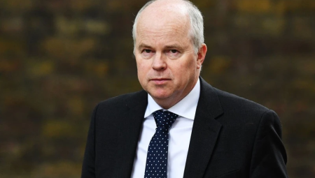 مطالب متصاعدة بإقالة عضو مجلس إدارة بي بي سي بسبب انحيازه لإسرائيل