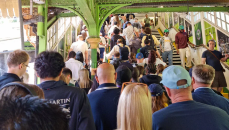 صادق خان يتعرض لانتقادات حادة بعد فوضى مترو ويمبلدون