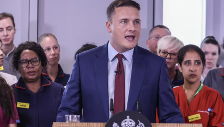 بريطانيا تُطلق خطة لتحويل NHS إلى نظام رقمي بالكامل: طبيب افتراضي وتقليص للكوادر