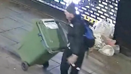 (فيديو) لصّان يجرّان صناديق نفايات محمّلة بملابس مسروقة وسط مدينة نوتنغهام