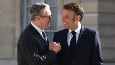 ستارمر يكافح لإنقاذ ملف الهجرة مع فرنسا قبيل زيارة ماكرون الرسمية