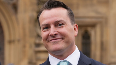 نائب من حزب الإصلاح يعلّق عضويته بسبب شبهات فساد مرتبطة بأعماله خلال فترة جائحة كورونا