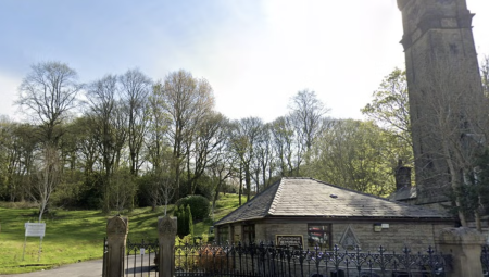 وفاة طفل بعد سقوط شاهد قبر عليه في مقبرة بلانكشير