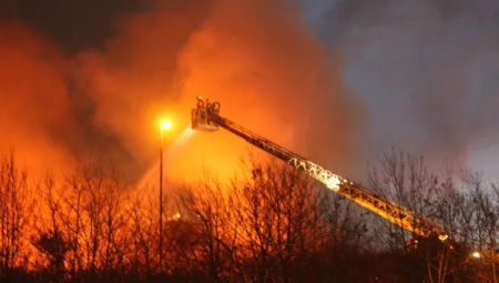 سيطرة على حريق ضخم في مستودع جنوبي لندن بعد تدخل 80 رجل إطفاء