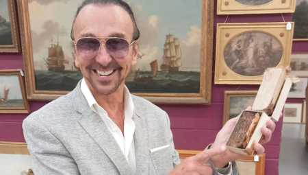 قطعة نادرة من كعكة زفاف الملكة إليزابيث تباع بـ2700 جنيه إسترليني… والمشتري يخطط لأكلها