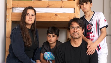 والدان مقيمان في بريطانيا يحتفلان بتراجع الداخلية عن ترحيل أطفالهما إلى البرازيل