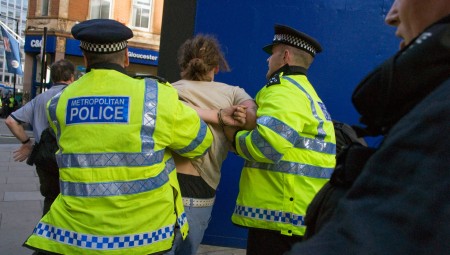 جدل في بريطانيا حول خطة لتسريع العدالة تسمح بتجنب المحاكمة لآلاف الجناة