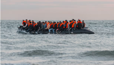 الاتحاد الأوروبي يراجع اتفاقية إعادة المهاجرين بين بريطانيا وفرنسا قبل الموافقة