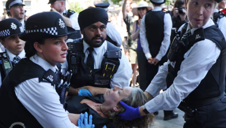 اعتقال أكثر من 70 متظاهرًا في بريطانيا لرفعهم لافتات مؤيدة لحركة Palestine Action