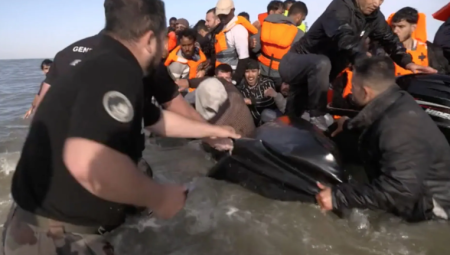 فرنسا تشدد قبضتها: صلاحيات جديدة للشرطة لاعتقال المهاجرين وتفتيش هواتفهم