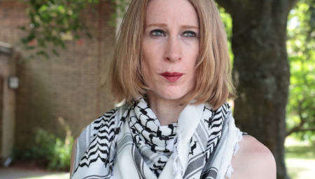 لافتة حرروا غزة تُعرّض بريطانية لتحقيق أمني بتهمة دعم جماعة محظورة