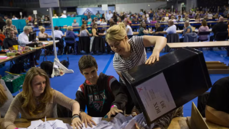 تحوّل ديمقراطي كبير: سن الاقتراع في المملكة المتحدة ينخفض إلى 16 عامًا