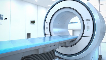 قلادة معدنية تسحب رجلاً داخل جهاز تصوير بالرنين المغناطيسي