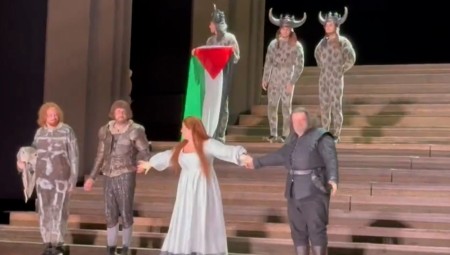 فنان يرفع علم فلسطين على مسرح الأوبرا الملكية في لندن