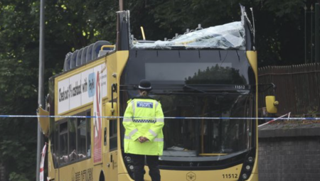 حادث اصطدام حافلة بطابقين في مانشستر يُسفر عن 15 إصابة