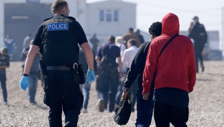 بريطانيا تختبر الذكاء الاصطناعي لتحديد أعمار المهاجرين ومنع تلاعب البالغين