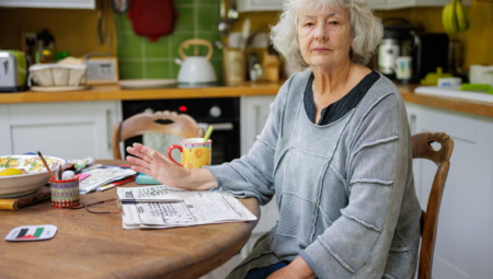 كارديف: الشرطة احتجزت معلمة متقاعدة (80 عامًا) لمدة 27 ساعة بسبب دعمها Palestine Action