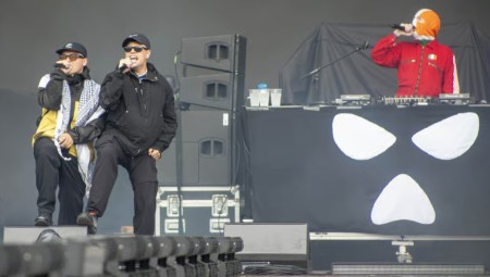 المجر تحظر دخول فرقة “Kneecap” الإيرلندية بعد اتهامها بمعاداة السامية ودعم الإرهاب