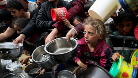 ستارمر يعلن إطلاق مساعدات جوية لغزة وإجلاء الأطفال بالتنسيق مع الأردن