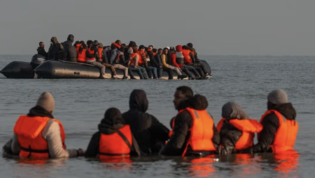 بريطانيا تجرّم اكتظاظ قوارب المهاجرين ومعارضون يشككون في فعالية الخطوة