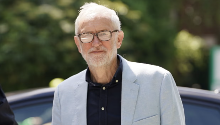 كوربن يتفوّق على ستارمر بين الشباب في استطلاع جديد