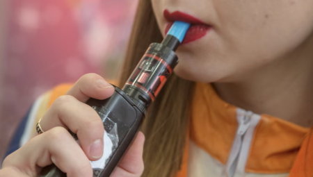 دراسة: السجائر الإلكترونية تدفع ثلث المراهقين البريطانيين إلى تدخين التبغ