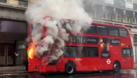 فرق الإطفاء تسيطر على حريق حافلة ذات طابقين وسط لندن
