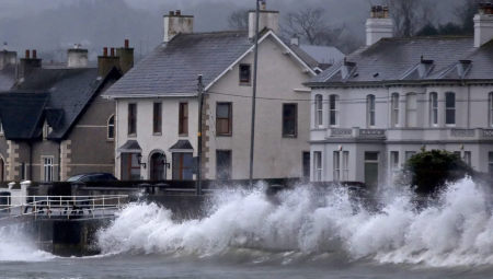 عاصفة فلوريس تضرب أيرلندا الشمالية وتحذيرات من رياح وأمطار غزيرة