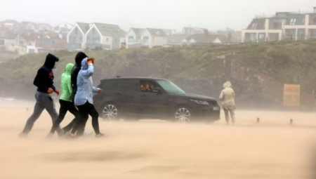 90 ميلًا في الساعة: عاصفة فلوريس تُربك حركة النقل والمطارات والقطارات في بريطانيا