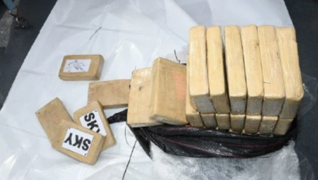 بريطانيا: السجن لعصابة حاولت تهريب كوكايين بـ18 مليون جنيه عبر قارب مطاطي