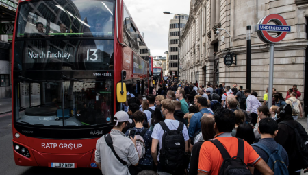 دعوات برلمانية لتوفير مواصلات مجانية بالحافلات للشباب دون 22 عاماً في إنجلترا