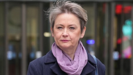 إيفيت كوبر تقترح نقل طالبي اللجوء إلى مستودعات بدلًا من الفنادق