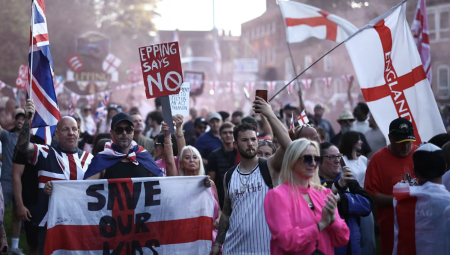 من إسيكس إلى إدنبرة: غضب متصاعد ضد فنادق طالبي اللجوء وحكومة العمال تحت الضغط