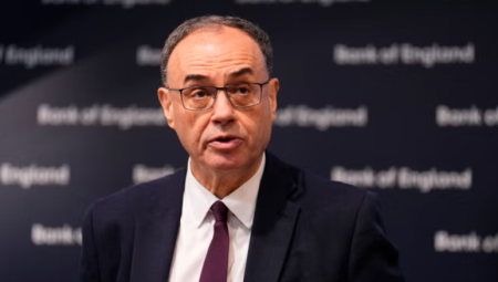 محافظ بنك إنجلترا يحذر: شيخوخة العمال والصحة النفسية تهدد إنتاجية بريطانيا
