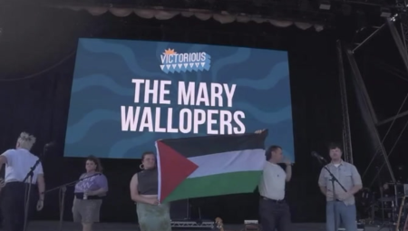 فِرَق موسيقية تنسحب من مهرجان بريطاني بعد منع رفع علم فلسطين