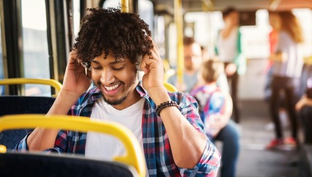 صادق خان يطلق حملة لمواجهة الموسيقى الصاخبة في المترو والحافلات