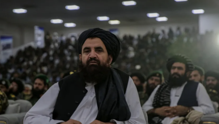 طالبان تعلن استعدادها للتعاون مع فاراج في ترحيل المهاجرين الأفغان