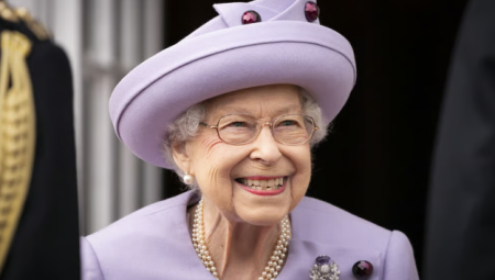 كتاب السلطة والقصر: الملكة إليزابيث الثانية كانت ضد خروج بريطانيا من الاتحاد الأوروبي سرًا