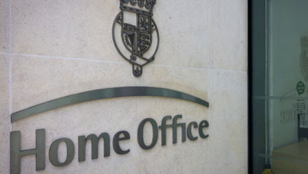 الداخلية البريطانية تمنع طالبي اللجوء من شراء الكماليات باستخدام بطاقات الدعم المالي