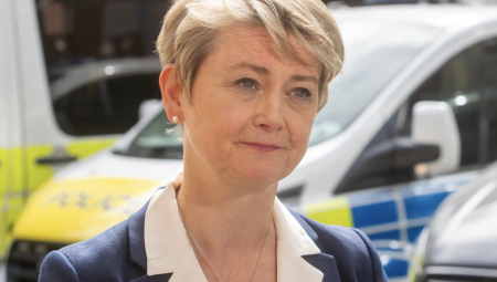 بريطانيا تتجه لتشديد إجراءات لمّ شمل اللاجئين بأسرهم