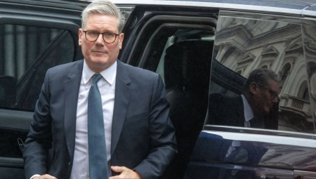 ستارمر يواجه ضغوط الهجرة بخطة إصدار هوية رقمية وطنية