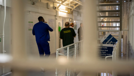بريطانيا تطلق خطة للإفراج المبكر عن السجناء بعد ثلث مدة العقوبة مع مراقبة إلكترونية مشددة